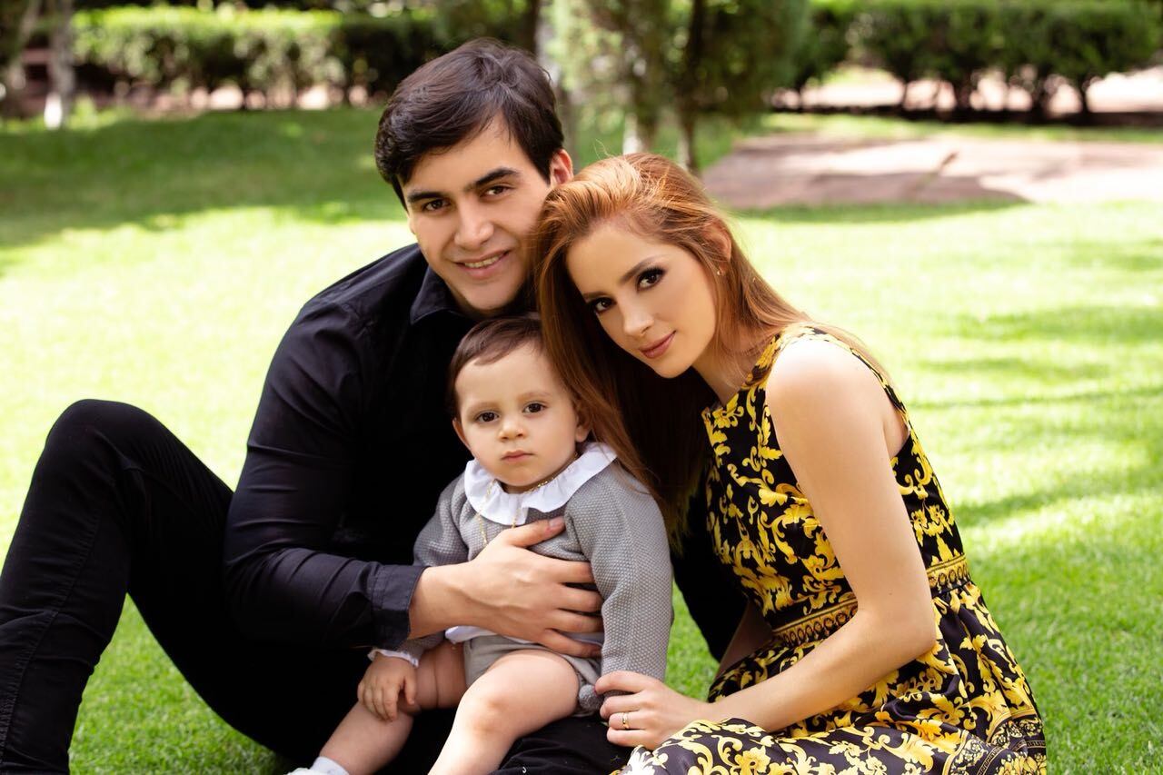 Maribel Guardia posando con su hijo Julián Figueroa, su nieto José Julián y la mamá de este Imelda Garza.