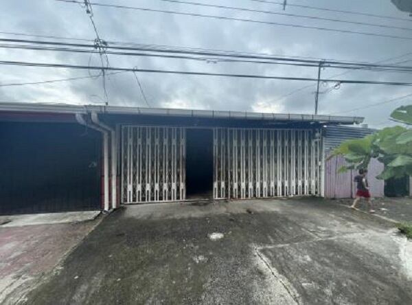 Casa de dos dormitorios con sala y cocina. Necesita reparaciones y servicios. Ubicada en urbanización. Precio con descuento: ¢10,3 millones.