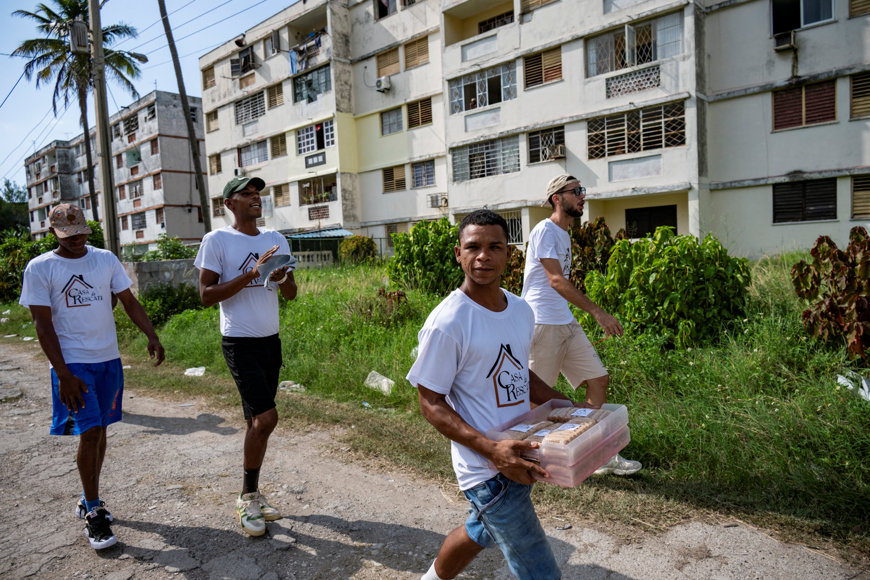 Jóvenes en el centro de rehabilitación para drogadictos “La Casa del Rescate” venden croquetas en un barrio de La Habana, Cuba.