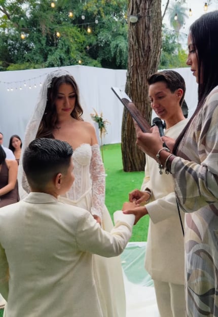 Mari Centeno le dio anillo a su esposa y a su hijo, prometiendo ser una familia.
