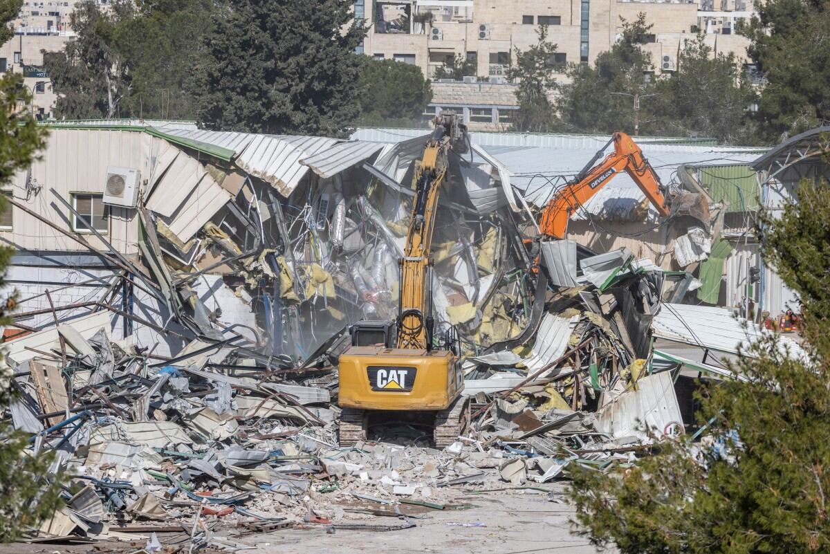 Una fotografía muestra maquinaria demolición de una estructura dentro de la sede de la Agencia de Naciones Unidas para los Refugiados de Palestina en Oriente Próximo (UNRWA), en el barrio de Sheikh Jarrah, en Jerusalén Este anexionada por Israel.