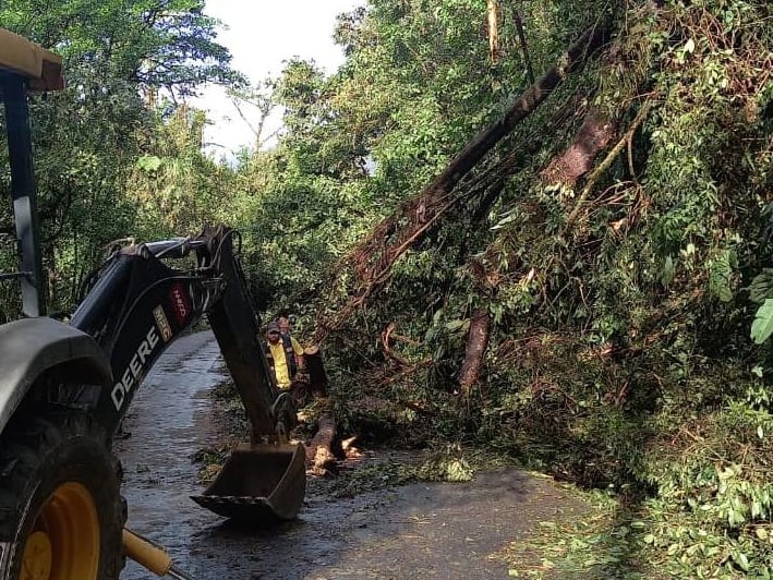 Las lluvias y ventoleros provocaron caída de materiales en dos puntos de la ruta 32.