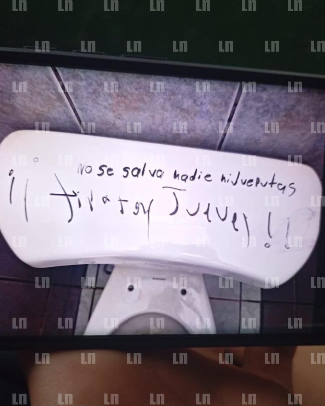 Amenaza escrita en el Liceo Unesco, en Pérez Zeledón. Tras descubrirla, el centro educativo suspendió lecciones.