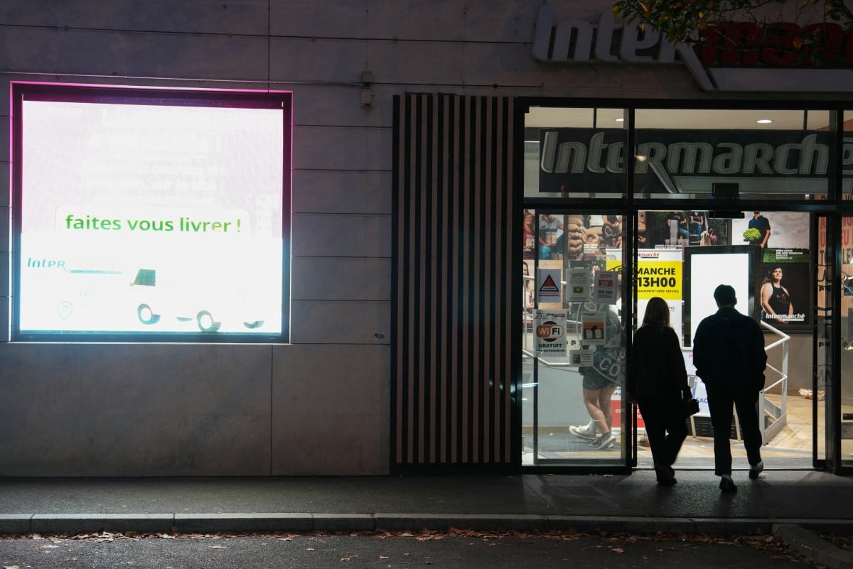 Supermercado Intermarché en Issy-les-Moulineaux, afueras de París, el 12 de octubre de 2026, tras un ciberataque que afectó a las cadenas francesas de supermercados Intermarché y Coopérative U y provocó que sus sistemas de refrigeración se descongelaran.