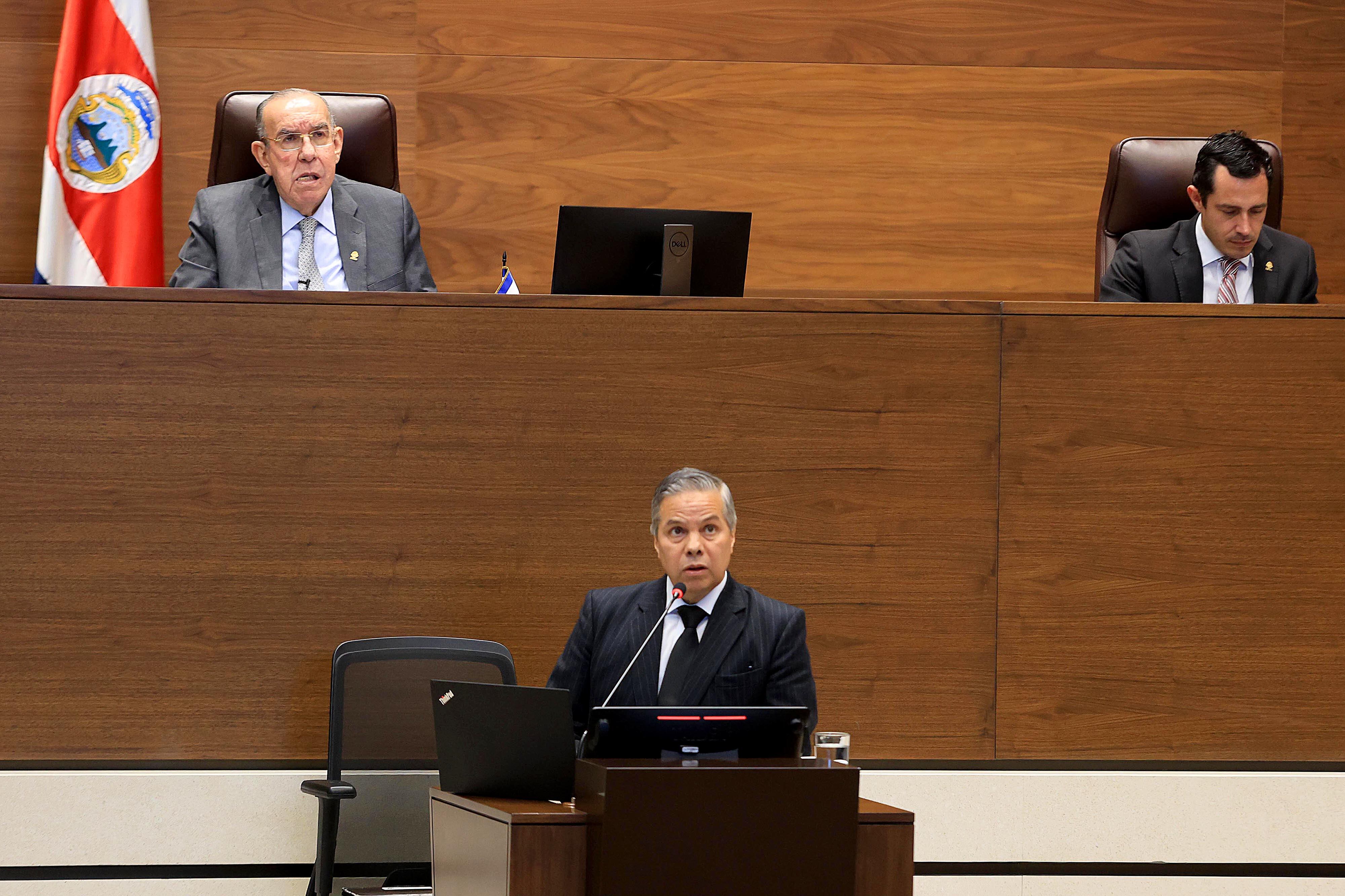 11/03/2024 Asamblea Legislativa. El presidente ejecutivo del Banco Central, Roger Madrigal, durante la presentación de rendición de cuentas ante los diputados en el Plenario Legislativo. Foto: Rafael Pacheco Granados