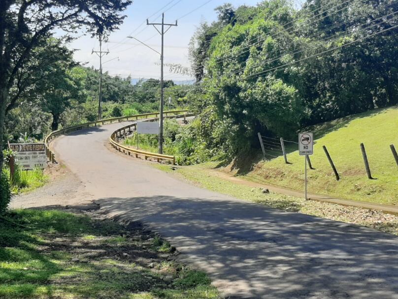 A nivel de la vía, los conductores pasan sin notar el arco que la naturaleza formó. Rótulos de "Prohibido el paso de carga pesada" es la única indicación. Fotografía: Cortesía.