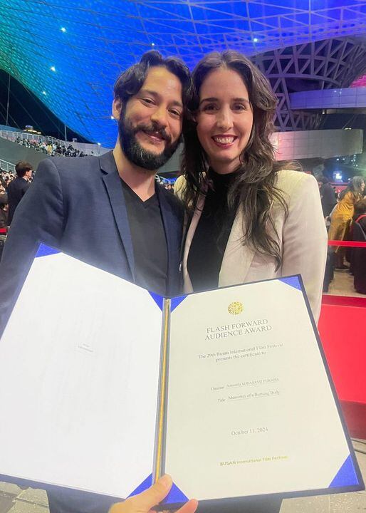Manrique Cortés, productor ejecutivo y Antonella Sudasassi, directora de la película tica 'Memorias de un cuerpo que arde' recogieron el premio en el Festival Internacional de Cine de Busan.