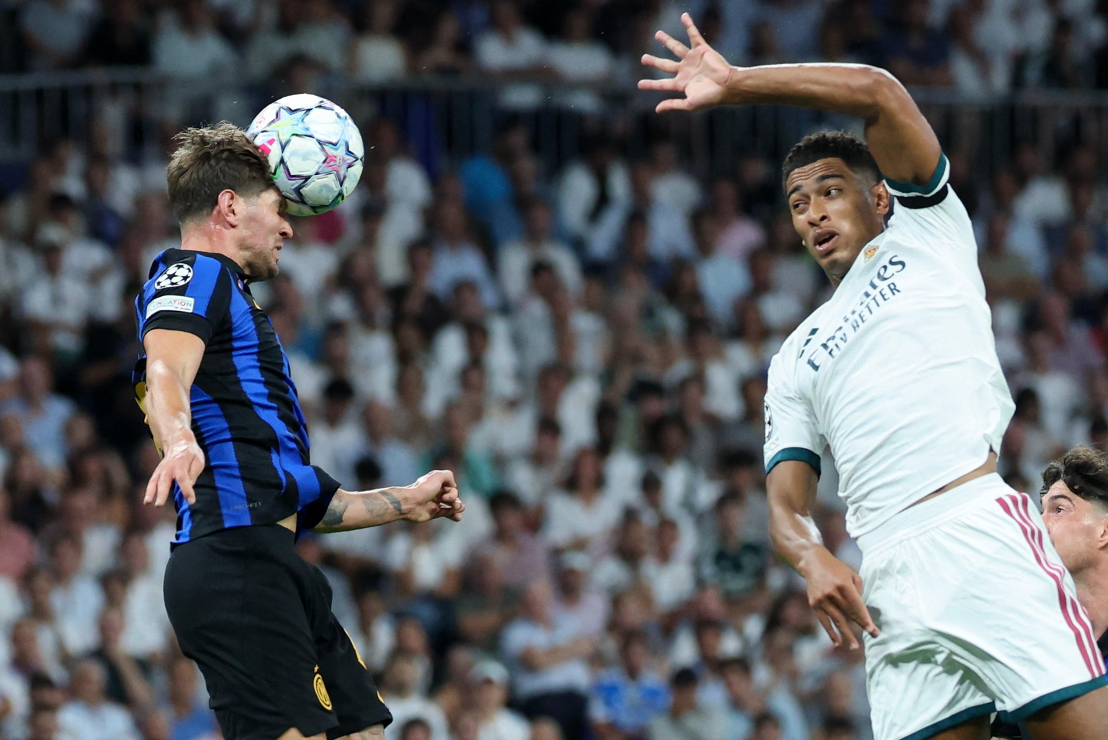 El defensor inglés del Inter de Milán, John Stones, cabecea ante la marca de su compatriota del Real Madrid, Jude Bellingham, en el estadio Santiago Bernabéu durante el inicio de la nueva Champions League.