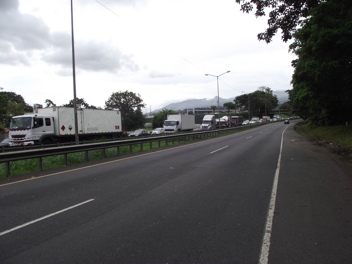 Autoridades de tránsito prohíben paso de camiones pesados y con materiales peligrosos en Cartago del 1.° al 2 de agosto.