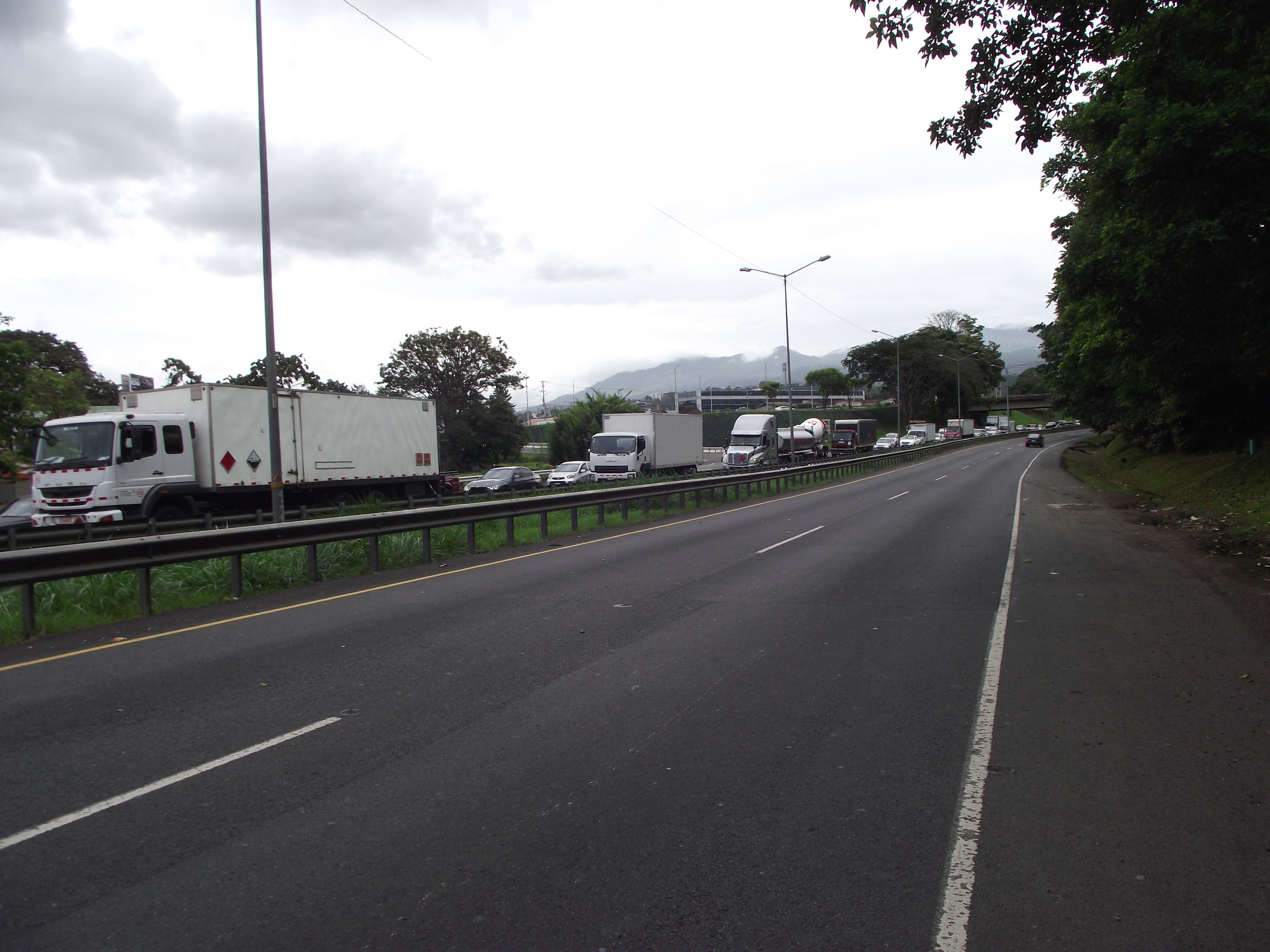 Autoridades de tránsito prohíben paso de camiones pesados y con materiales peligrosos en Cartago del 1.° al 2 de agosto.
