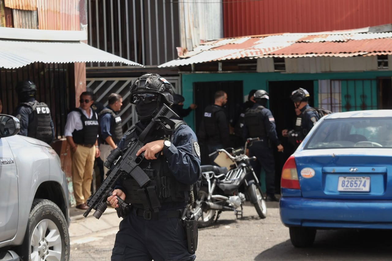 La Fiscalía contra el Narcotráfico y delitos Conexos allana este lunes ventas de drogas en María Reina, en Hatillo, considerada el Mall de las Drogas en la capital.
