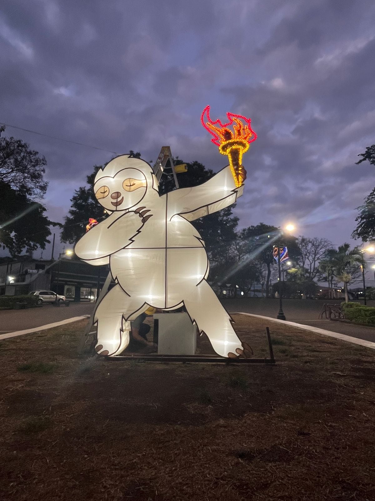 Alajuela se preparara para los 170 años de la Batalla de Rivas e ilumina el centro de la ciudad.
