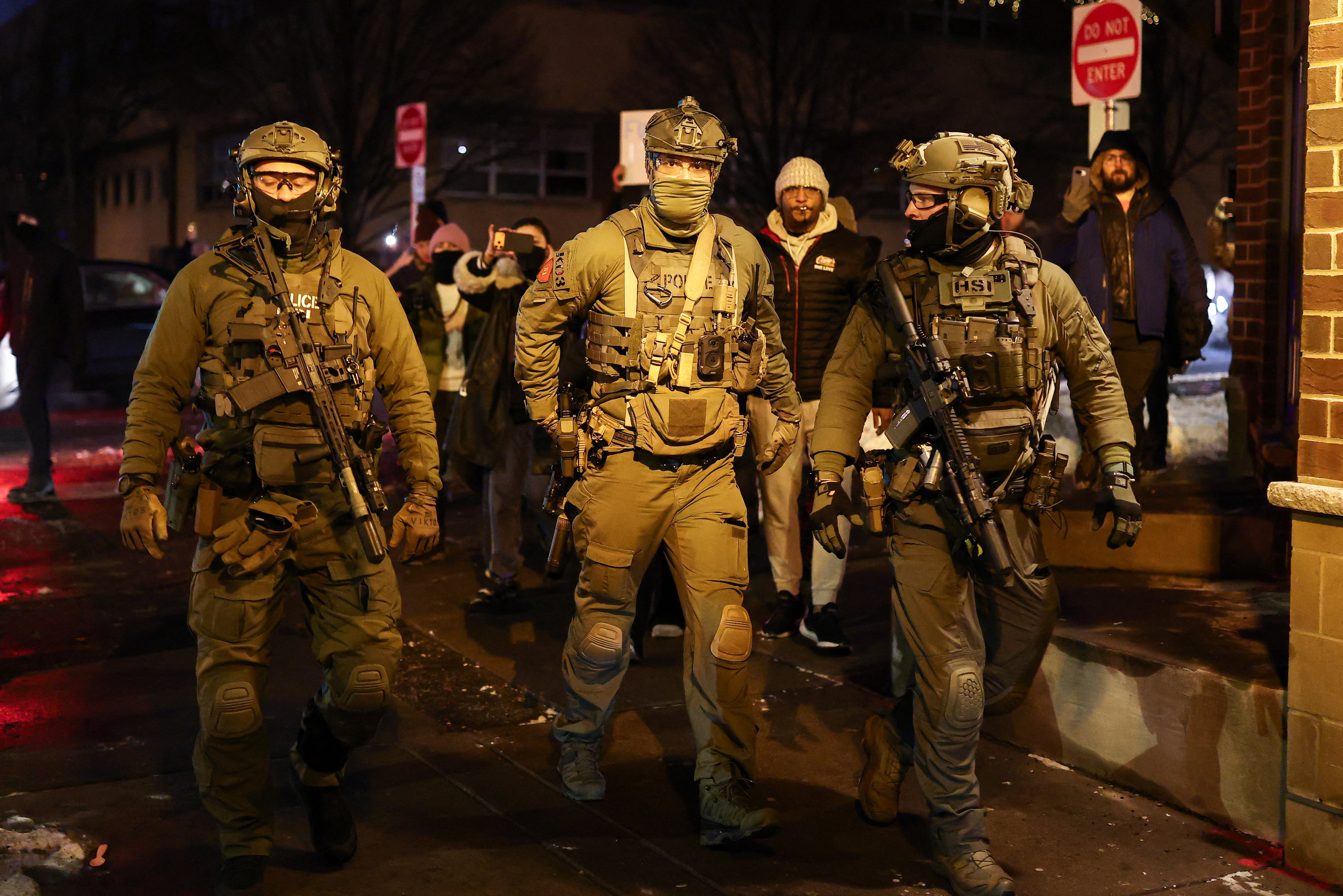 En la imagen, oficiales de ICE en Mineápolis