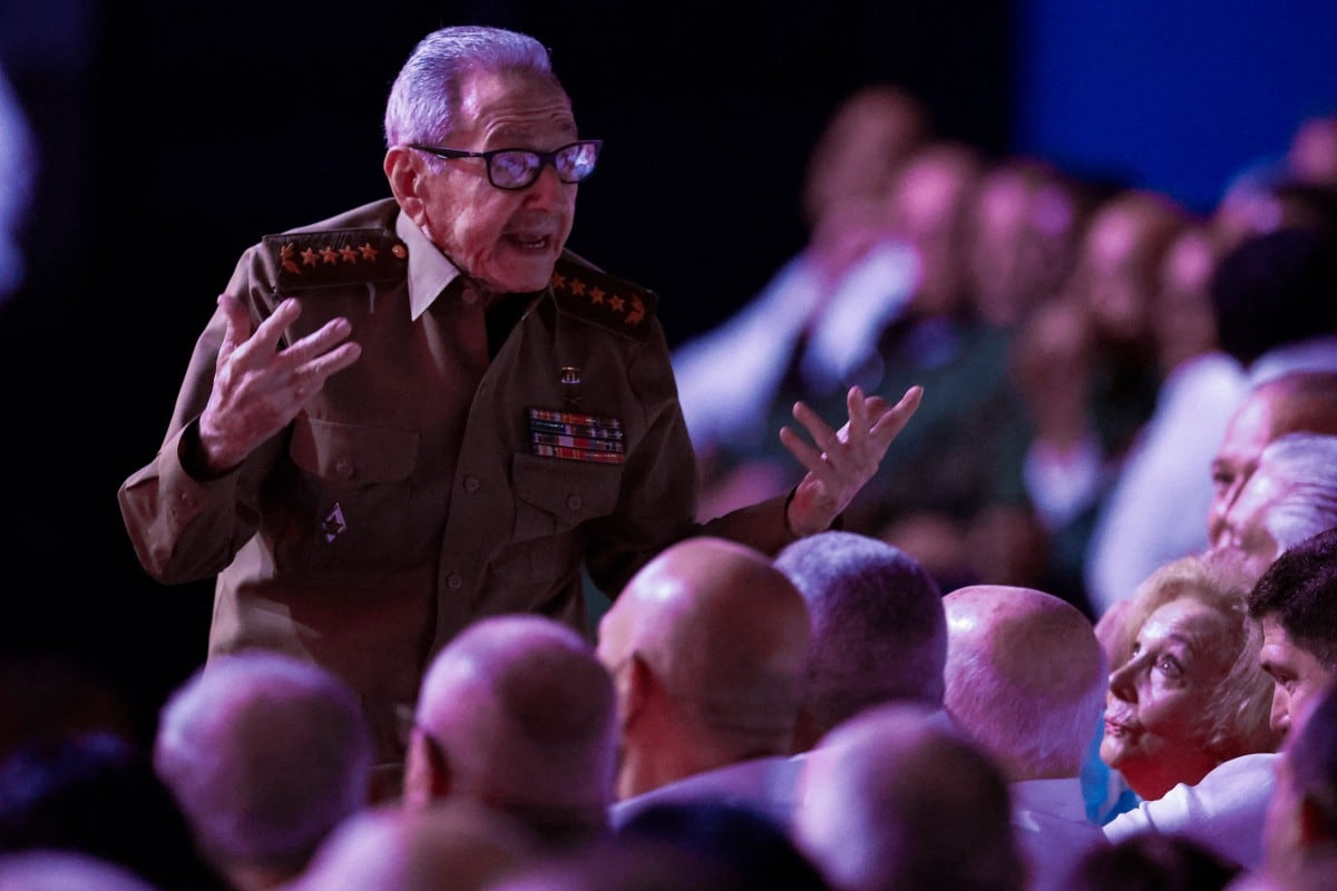 El líder cubano Raúl Castro asiste a la gala por el centenario del nacimiento de su hermano, Fidel Castro, en el teatro Karl Marx, en La Habana, el 13 de agosto de 2026.