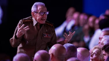 Raúl Castro reaparece en público en homenaje a su hermano Fidel en La Habana