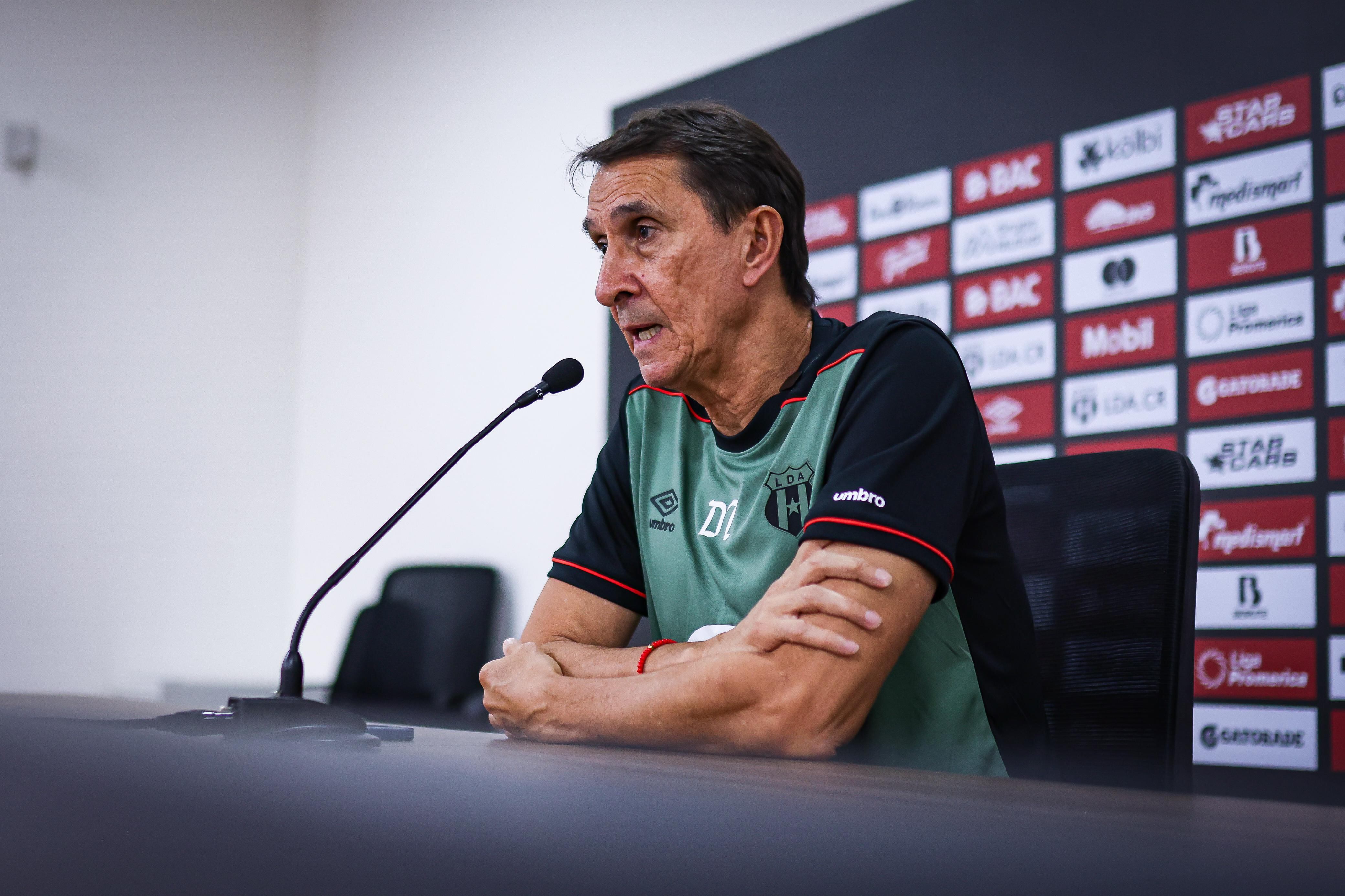 Alexandre Guimaraes atendió a los medios de comunicación en la rueda de prensa de rigor previo al partido entre Liga Deportiva Alajuelense y Cartaginés.
