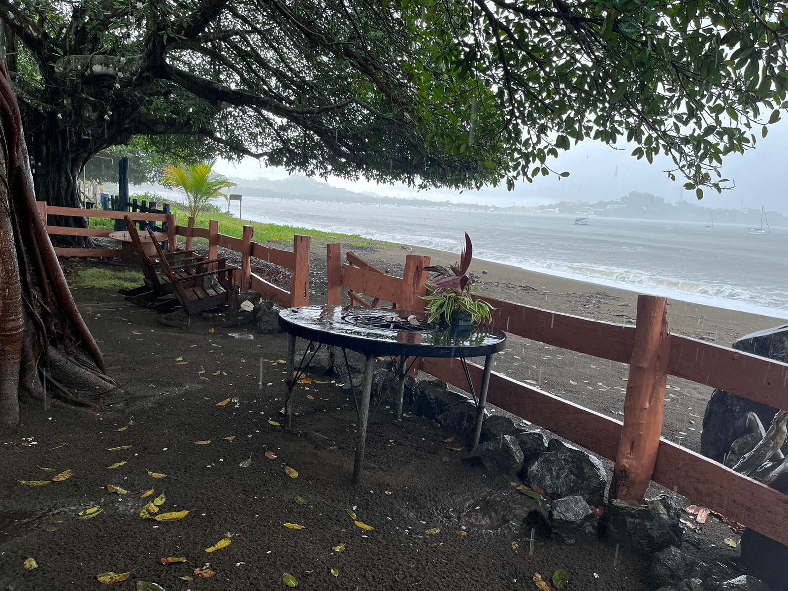 En playa Potrero de Santa Cruz al mediodía caía lluvia fuerte y el oleaje era alto. Foto: Marcela Cantero.