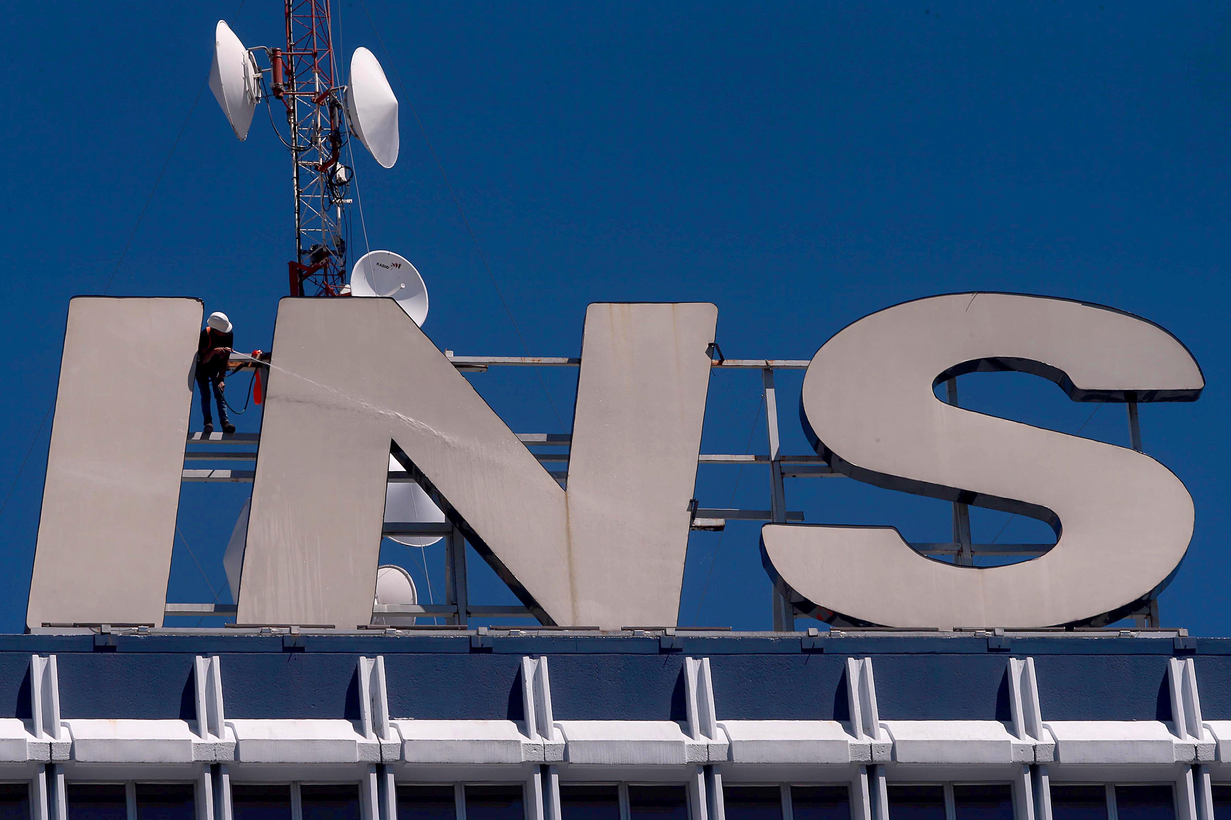 12/02/2024 San José. Desde lo más alto del edificio central del Instituto Nacional de Seguros (INS), un trabajador, en labores de mantenimiento, lavaba y limpiaba las características letras del logotipo.