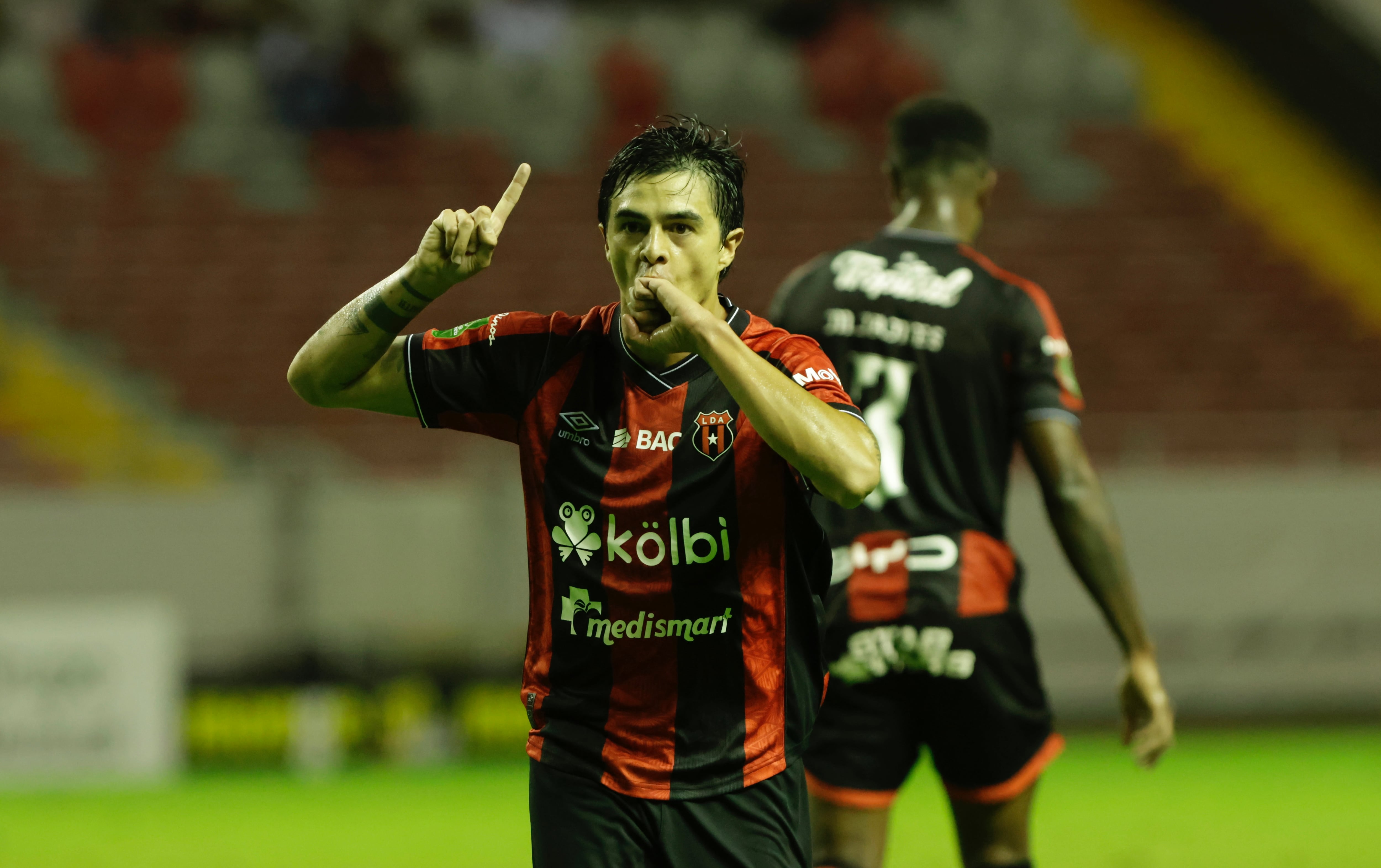 Diego Campos consiguió el 1-1 entre Liga Deportiva Alajuelense y Santos cuando ya se jugaba el tiempo de reposición del primer tiempo en el Estadio Nacional.