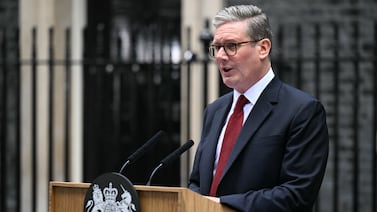 Jefe de gabinete del primer ministro británico renuncia por vínculos con caso Epstein