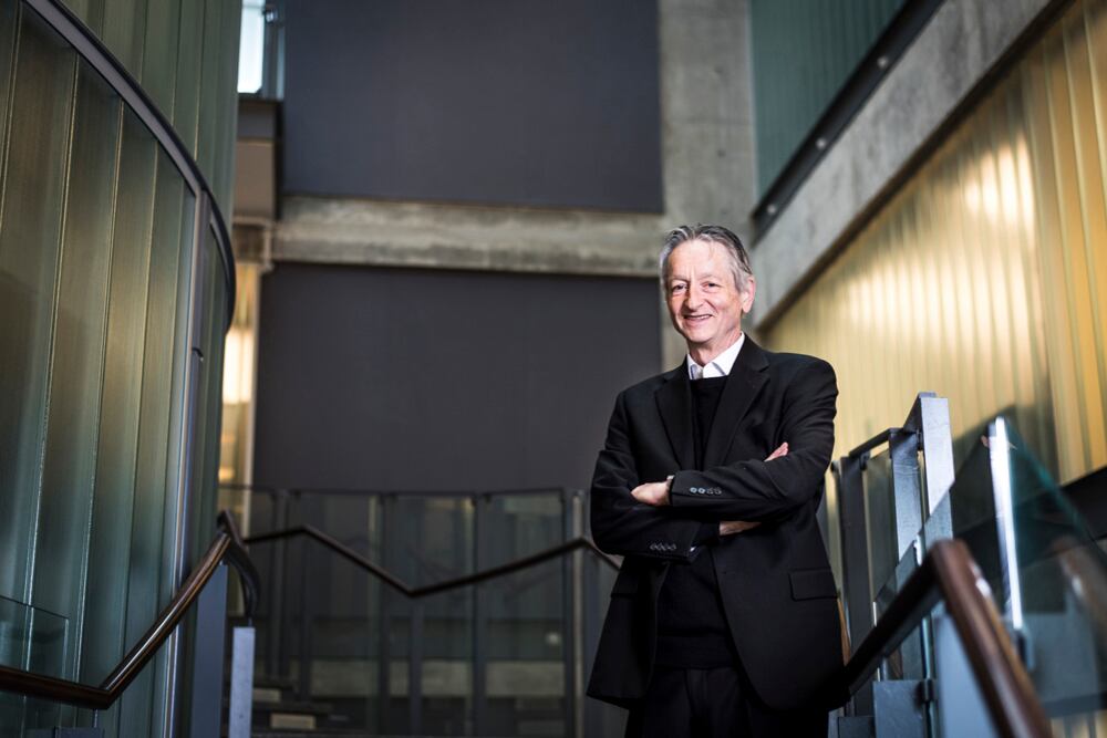 Geoffrey Hinton, pionero en inteligencia artificial y Premio Nobel de Física, conocido por su trabajo en redes neuronales.