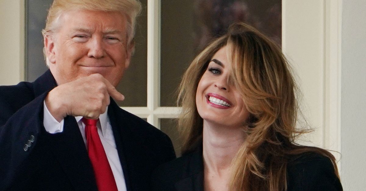 Hope Hicks fue asesora de Trump durante su campaña electoral del 2016, y fue considerada como una pieza clave durante las etapas finales. Este viernes se convirtió en la primera persona del círculo íntimo de Trump en subir al estrado. (Foto: AFP)