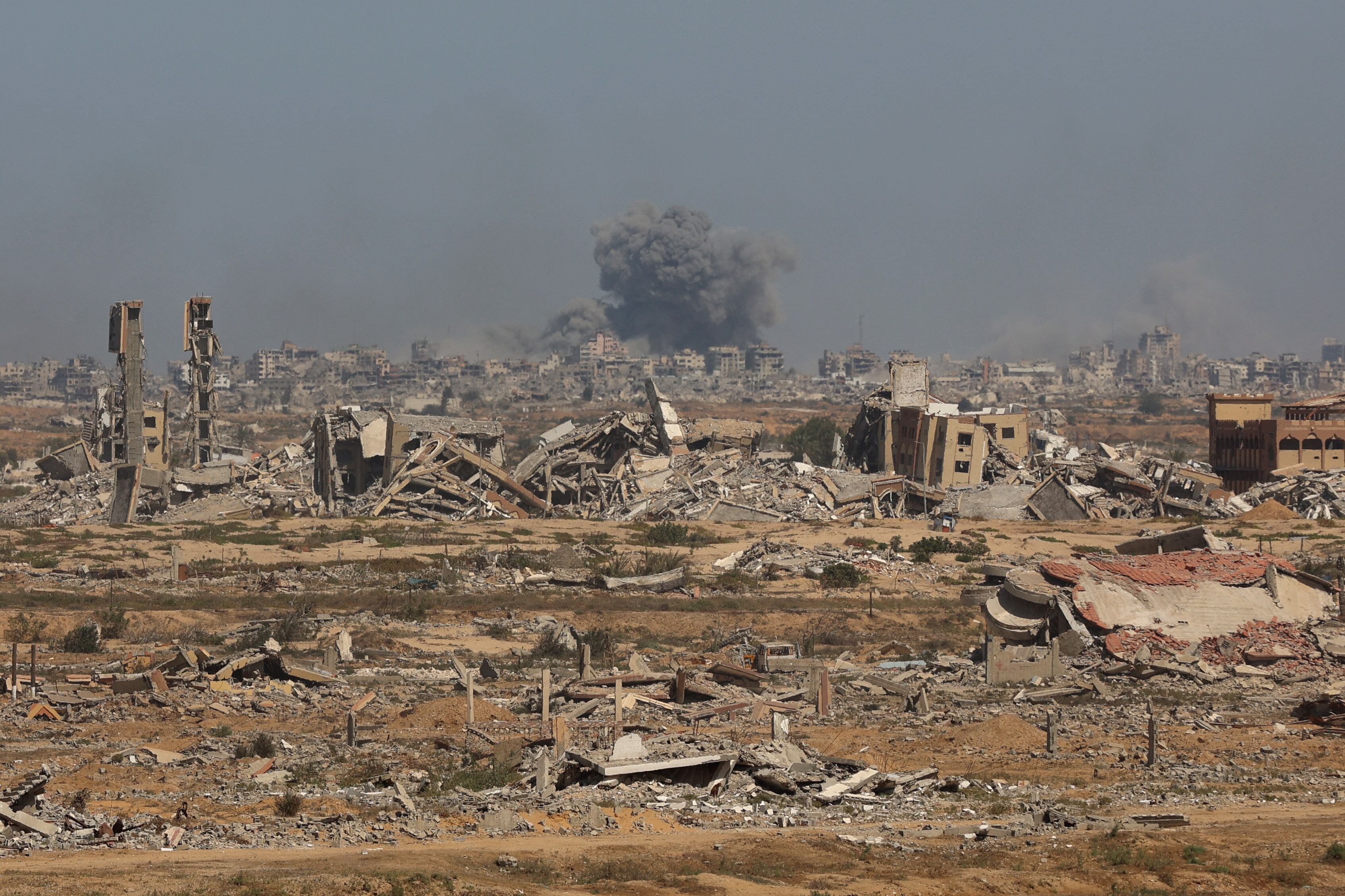 Columnas de humo tras un ataque israelí en la ciudad de Gaza, el 2 de octubre de 2025, fotografiadas desde Nuseirat, en el centro de Gaza, en medio del conflicto entre Israel y el grupo militante palestino Hamás.