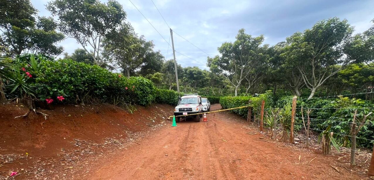 Personal de Cruz Roja, Fuerza Pública y el OIJ se ocuparon este domingo de atender la escena donde apareció el cuerpo en una finca cafetalera de Aserrí. Fotografía: