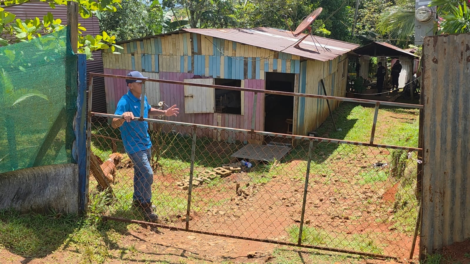 Según la versión de su cuñado, el joven se encontraba realizando labores de limpieza cuando fue atacado por el animal.