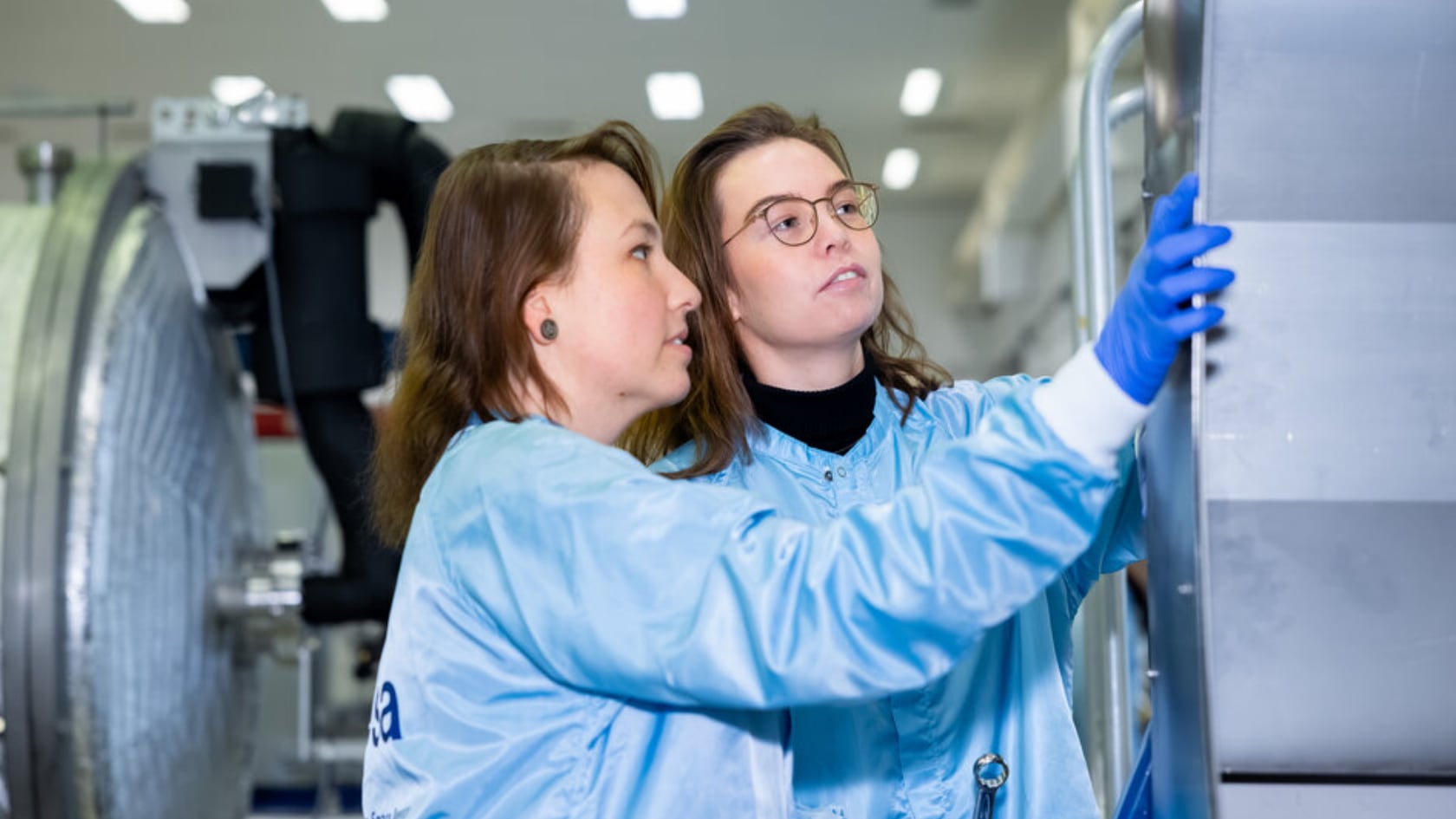 La ESA busca graduados y estudiantes de máster para 100 plazas con salario exento de impuestos y beneficios adicionales.