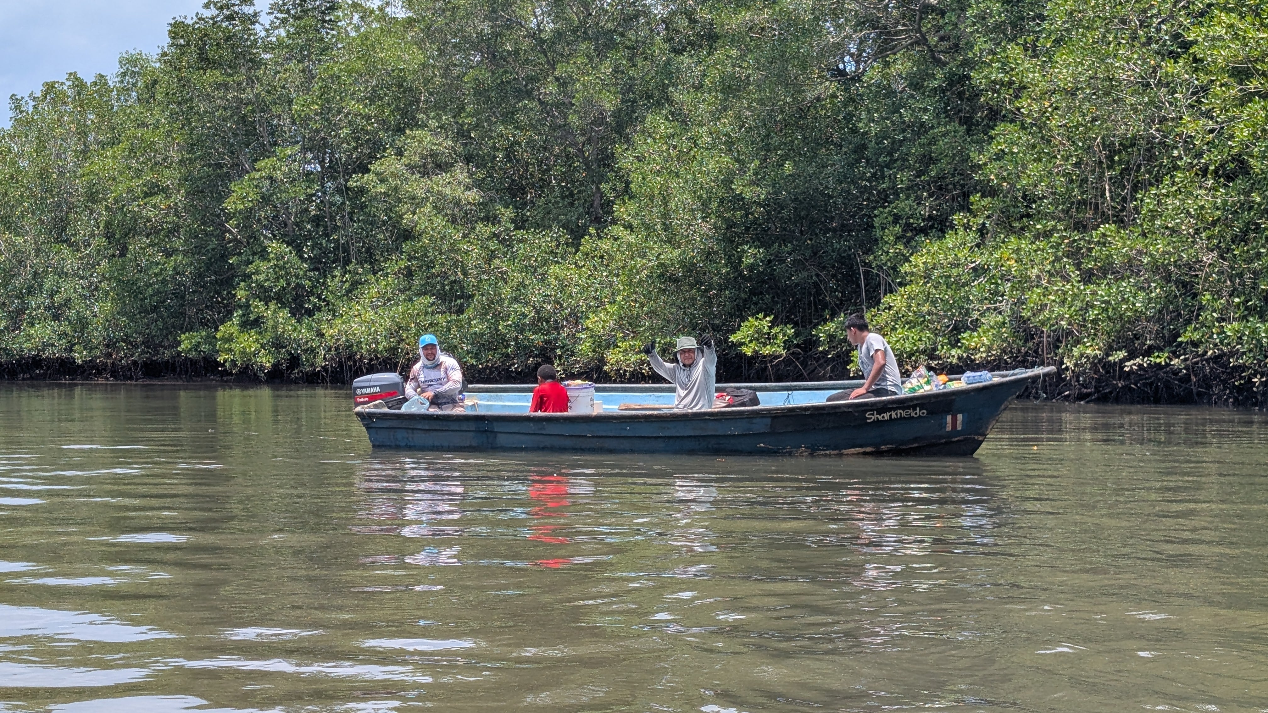 Niños, jovenes y adultos de La Carpio se sumaron a la gira de la Fundación Humanitaria Costarricense en el estero de Puntarenas.