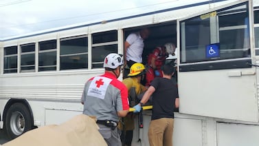 Choque entre autobús y vehículo en Cartago deja cinco heridos, entre ellos un menor