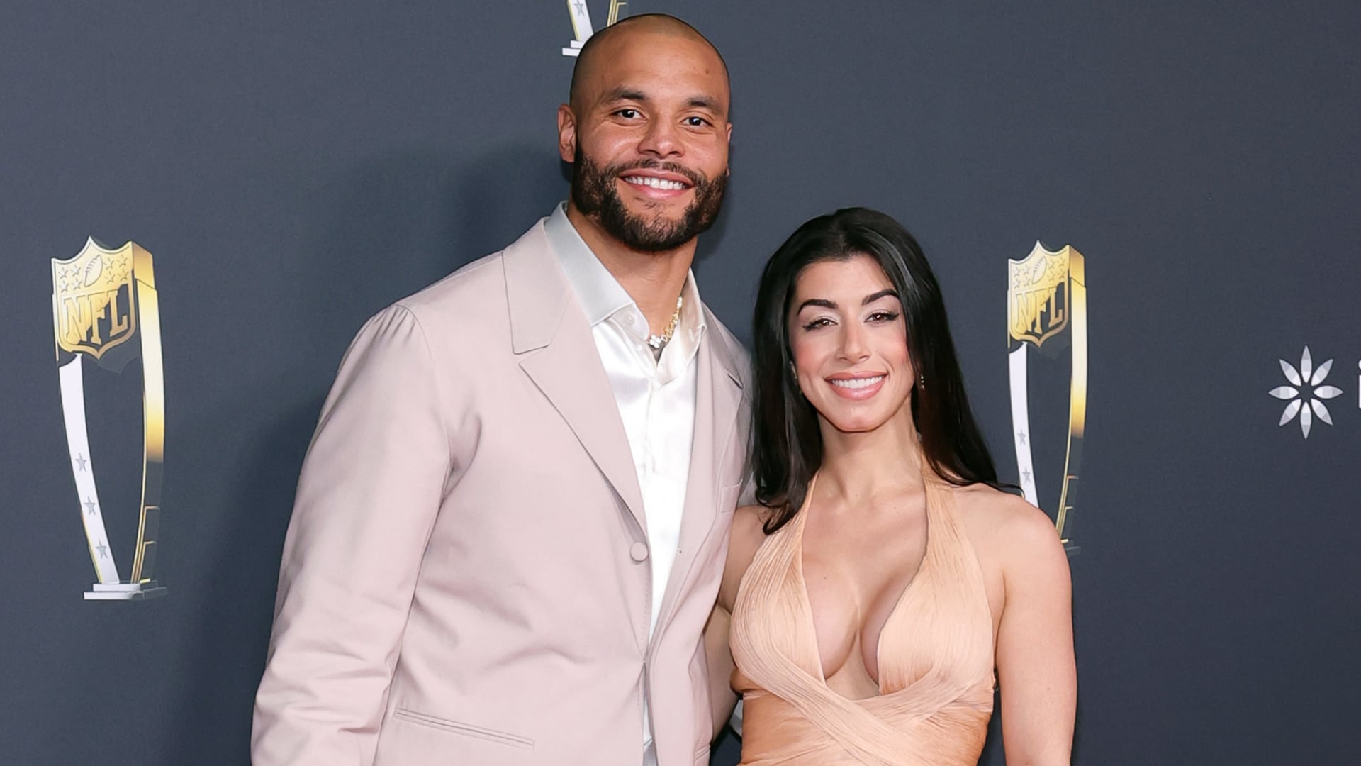 El quarterback de los Dallas Cowboys y su pareja informaron a 250 invitados que el matrimonio previsto para el 10 de abril ya no se realizará.