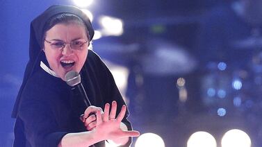 Sor Cristina canta 'Like a Virgin' en el lanzamiento de su primer disco