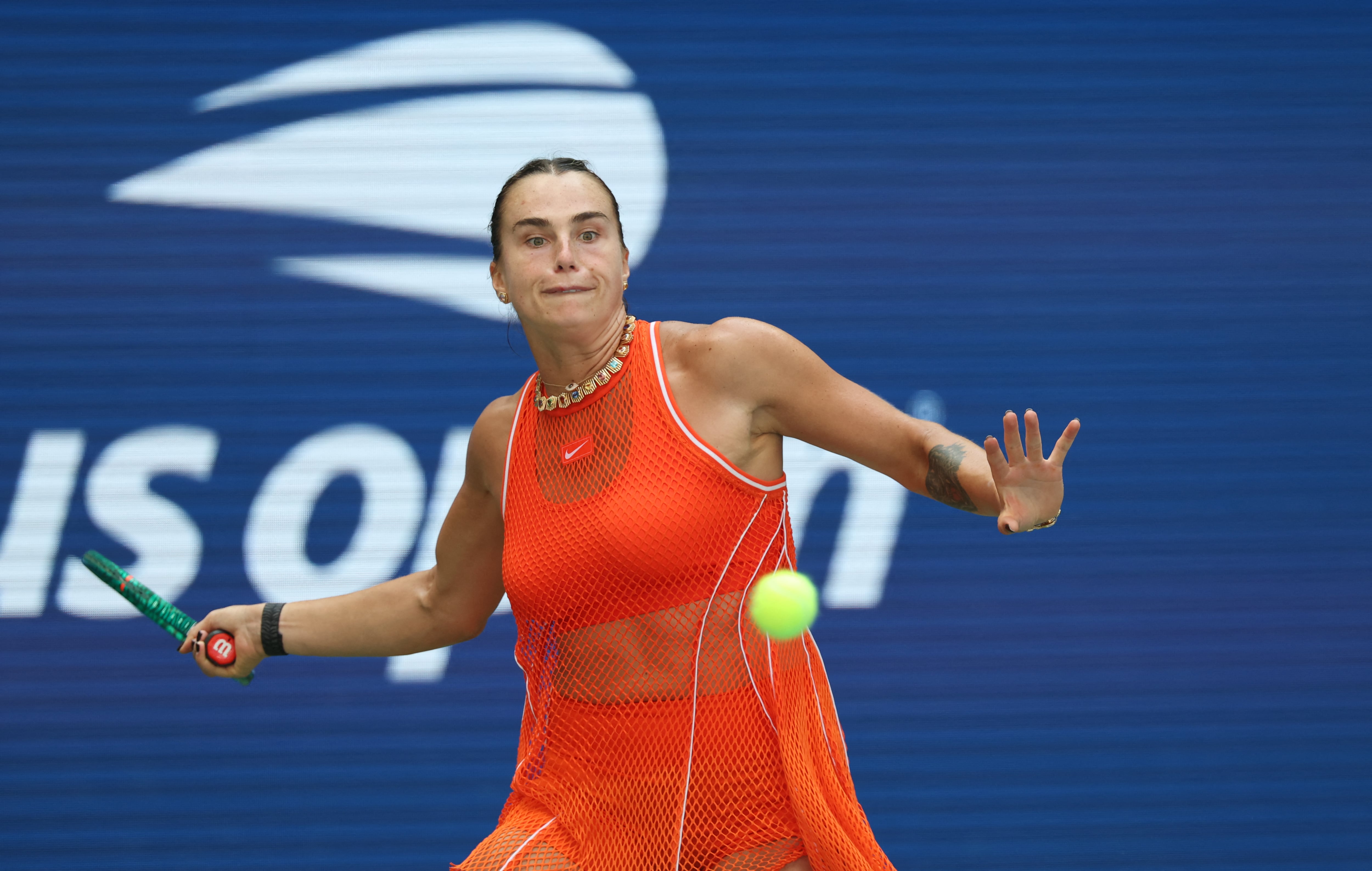 Aryna Sabalenka devuelve la pelota a la colombiana Camila Osorio en el primer partido de la bielorrusia como campeona defensora del US Open.