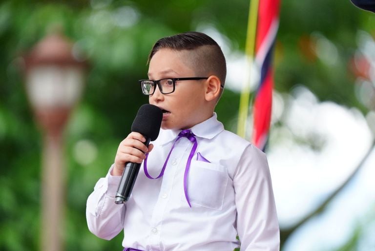 El niño Santiago Mena en el acto del 15 de setiembre