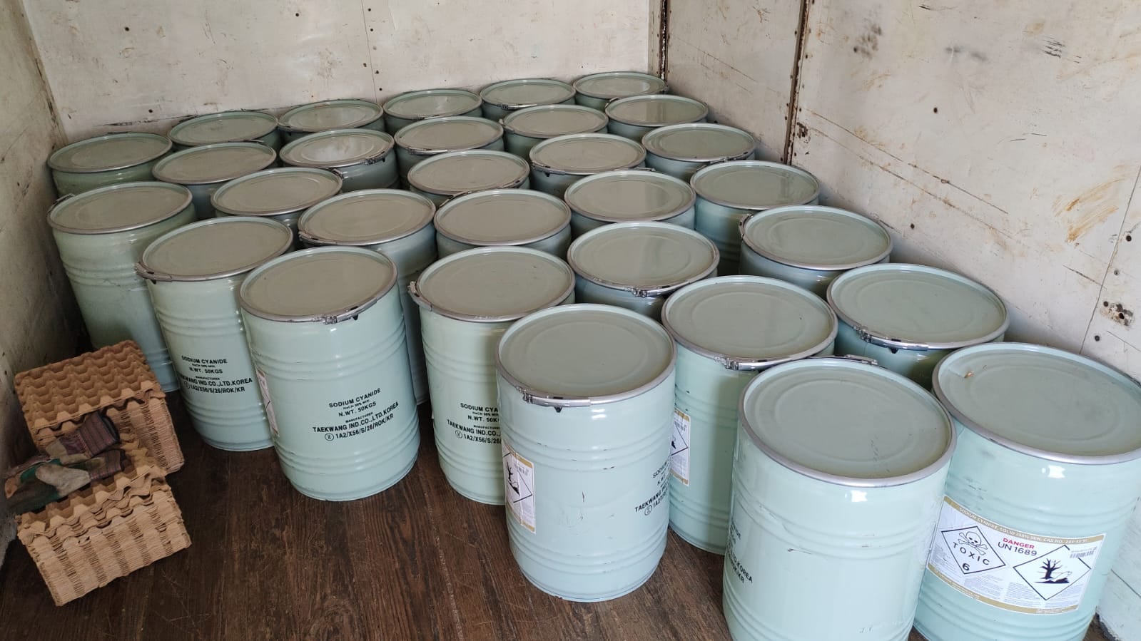 Oficiales de la Fuerza Pública decomisaron este martes, en Naranjo de Alajuela, 30 estañones con cianuro que un nicaraguënse de apellidos Duarte Oporta, transportaba en un camión.