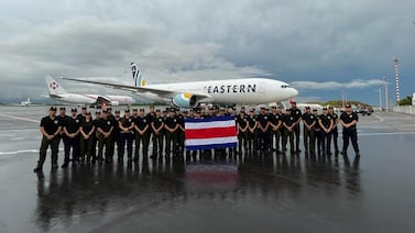 Costa Rica envía 42 bomberos forestales a Canadá para combatir incendios que están ‘fuera de control’