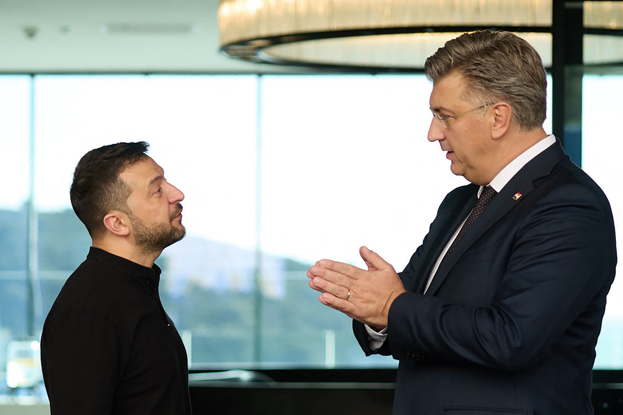 El primer ministro de Croacia, Andrej Plenkovic, dialoga con el presidente de Ucrania, Volodimir Zelenski, en Dubrovnik. Foto: AFP