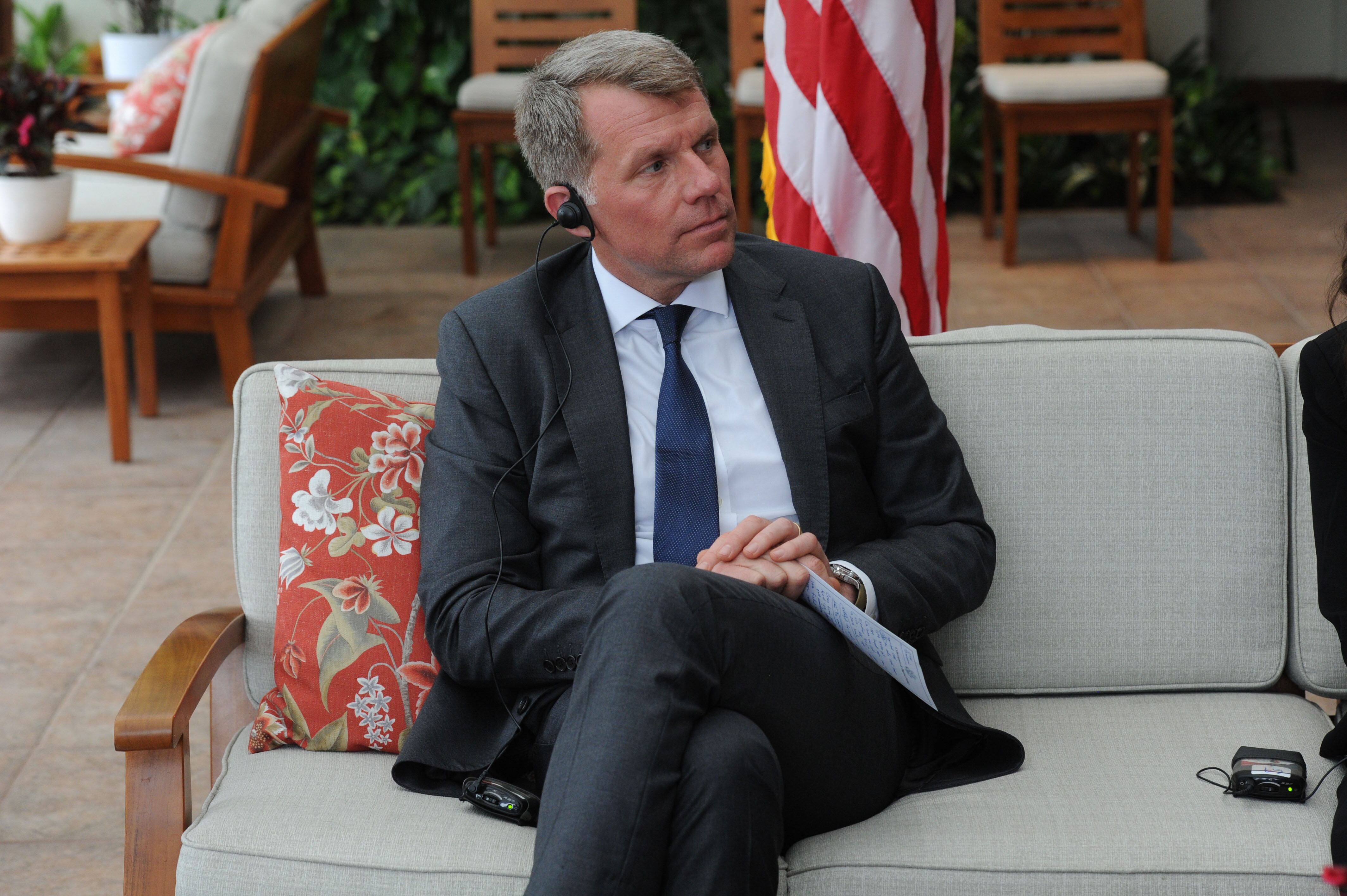 Conferencia de prensa, Embajadora de Estados Unidos.