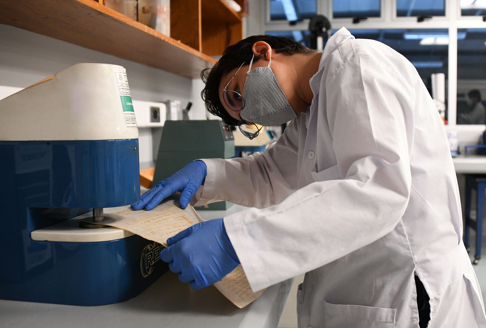 El Acta de la Independencia de Costa Rica, firmada el 29 de setiembre de 1821 fue restaurada en el 2021. La UCR con sus laboratorios realizaron análisis químicos, biológicos y físicos. En la foto la estudiante de la Escuela de Química y asistente en el Cicima, Paola Agüero Gamboa