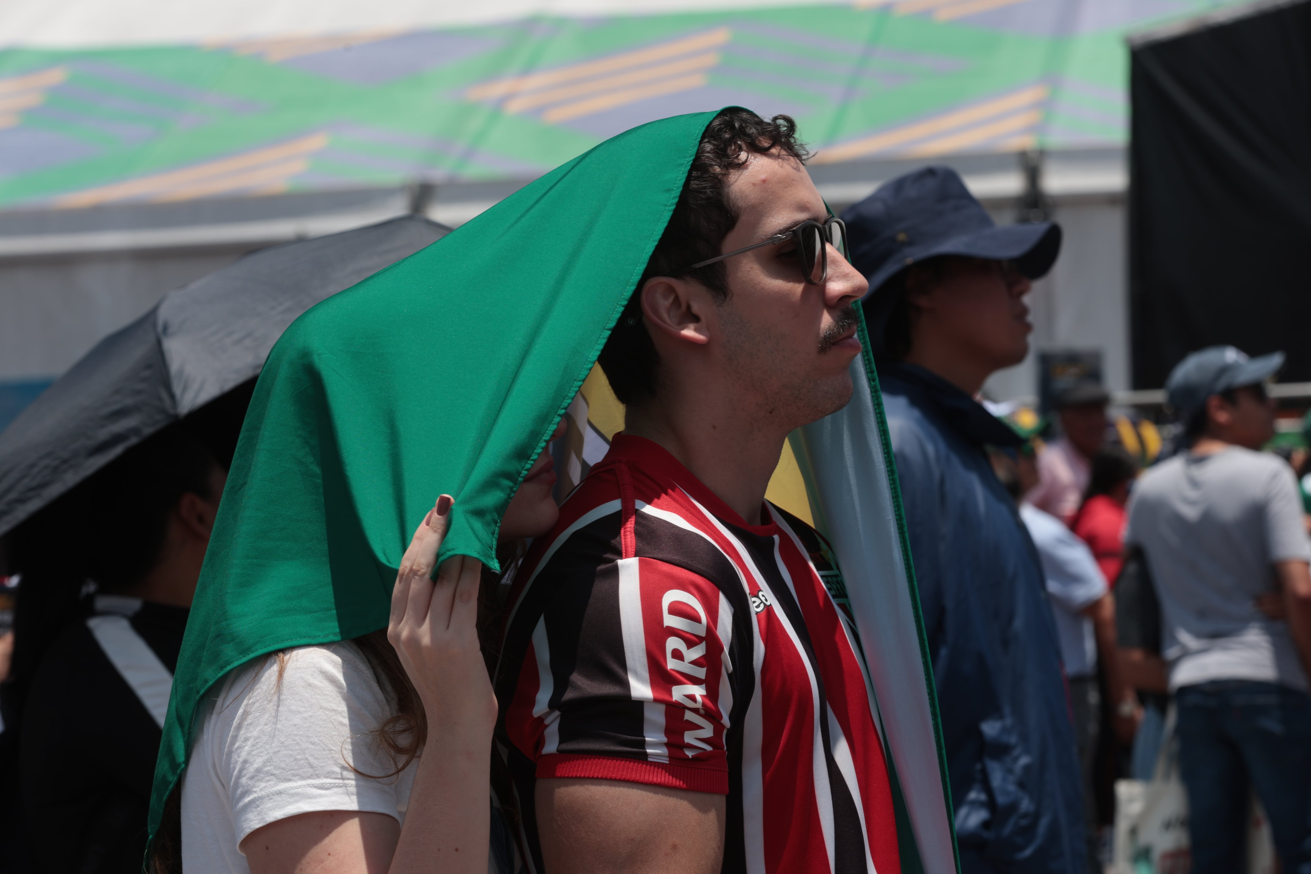 Aficionados del Fan Fest de México buscaron formas poco usuales para taparse del sol. Durante el partido de Alemania vs. Curazao.