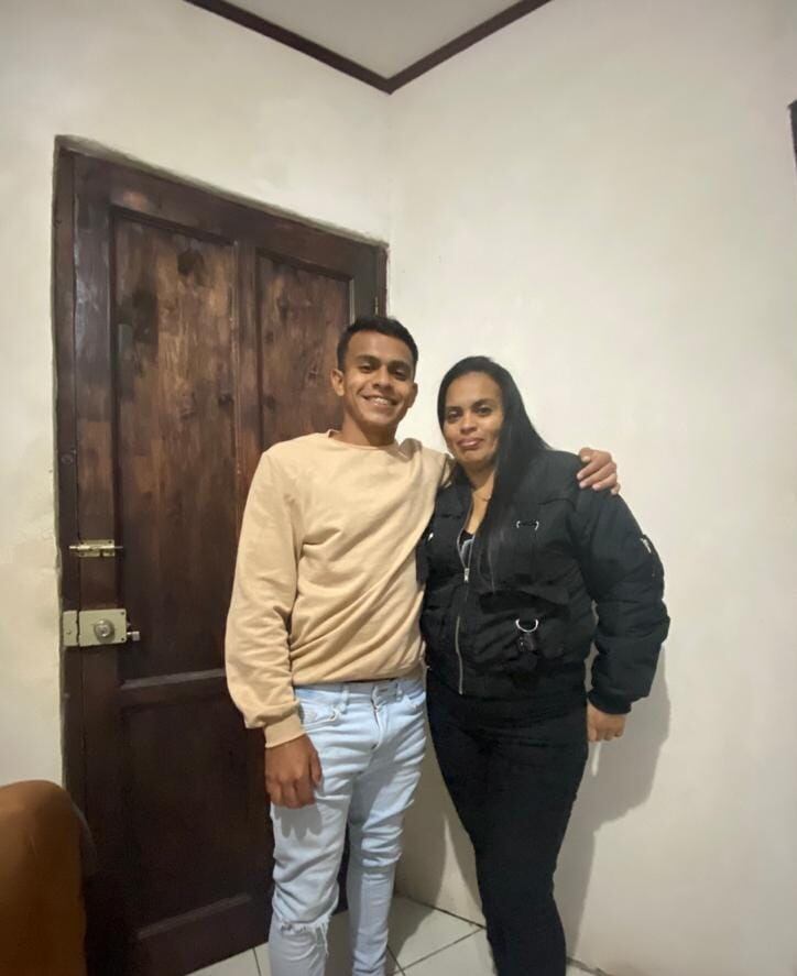 Aarón Suárez y su mamá Cindy Zúñiga. Cortesía.