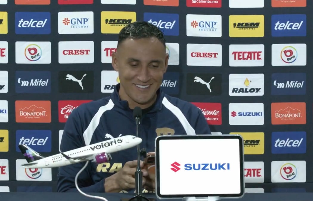 Al mismo Keylor Navas le dio risa cuando contestó la llamada de su esposa, Andrea Salas.