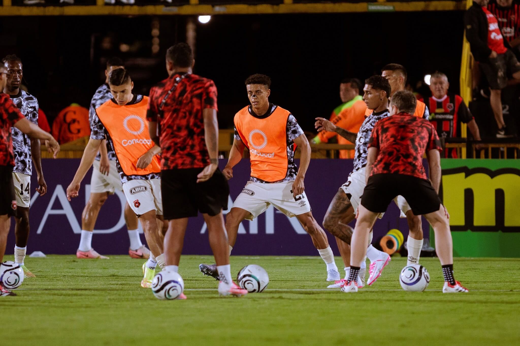 Ronaldo Cisneros y Yeison Molina son parte de los jugadores disponibles de Liga Deportiva Alajuelense para el partido contra Herediano.