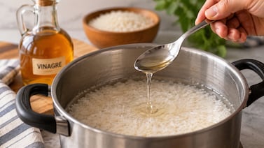 ¿Para qué sirve poner vinagre en el arroz y por qué se recomienda al cocinarlo?