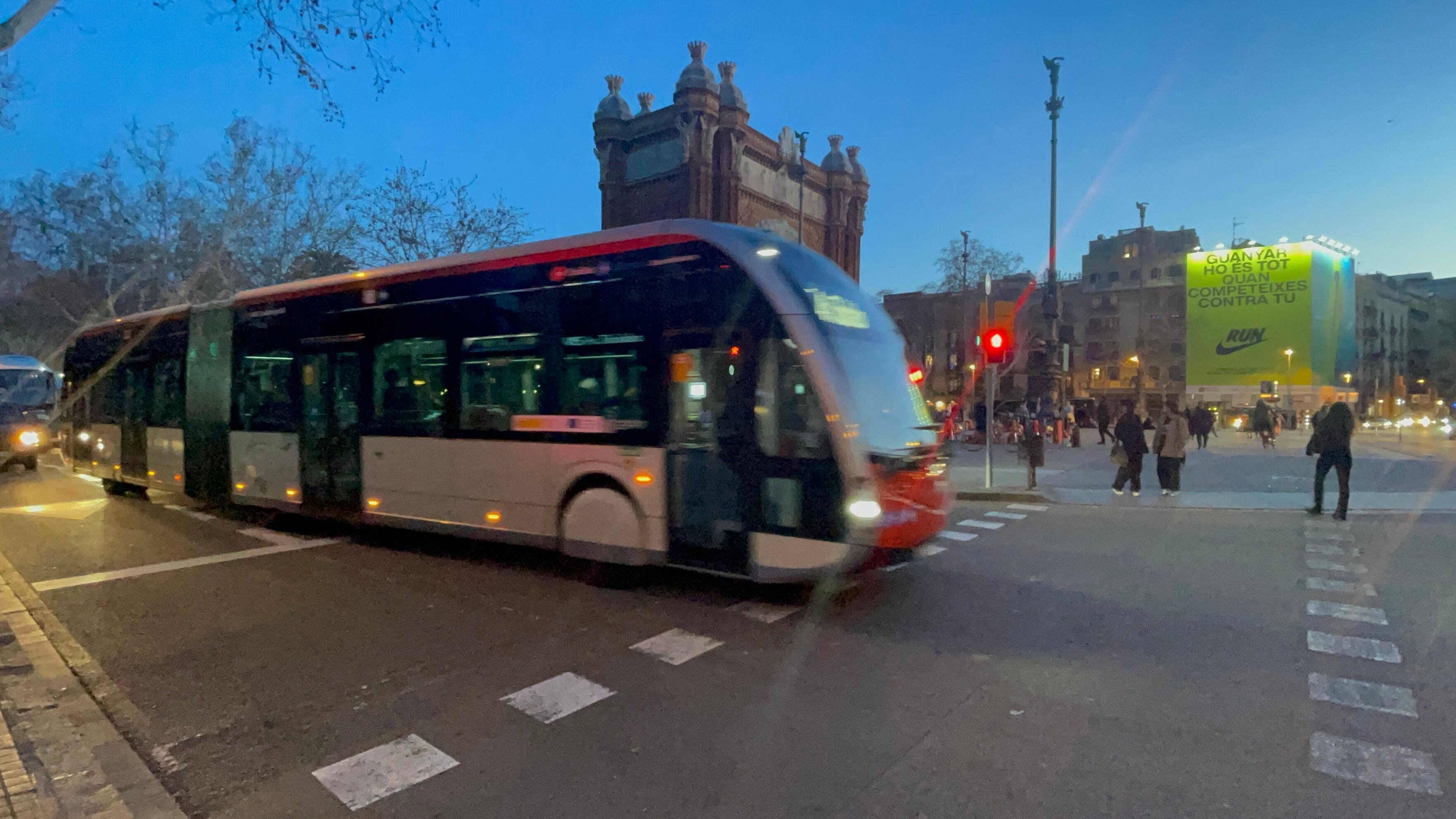Una tarjeta le permite usar todo el sistema de transporte público de Barcelona, España.