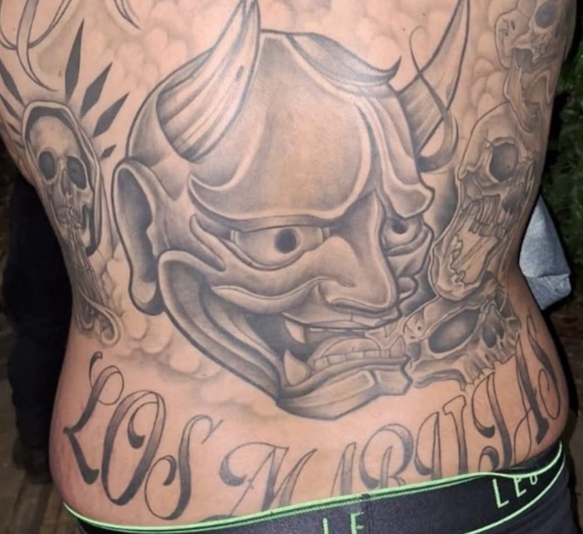 Un presunto integrante del grupo criminal de Cartago conocido como Los Maruja, se tatuó el nombre de la banda en la zona lumbar. El sujeto conocido como Menecón fue detenido en junio en el Dique La Mora.