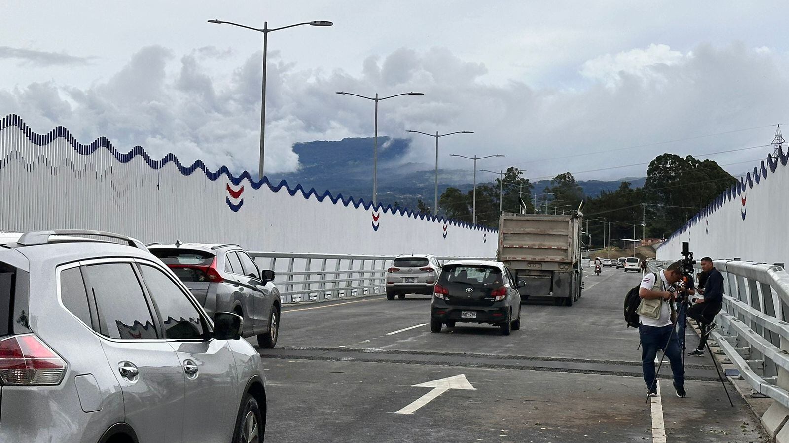 El ahora llamado puente Ricardo Saprissa fue demarcado a dos carriles, para reducir el efecto embudo que se produce unos 300 metros después. Foto: Alonso Tenorio