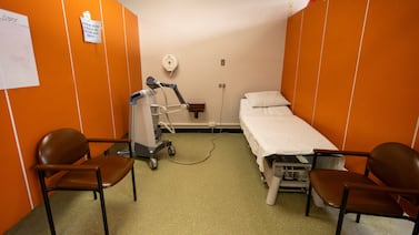 Recordada periodista de Teletica vive duro momento por su esposo, internado en el Cenare: ‘Estamos pidiéndole a Dios’